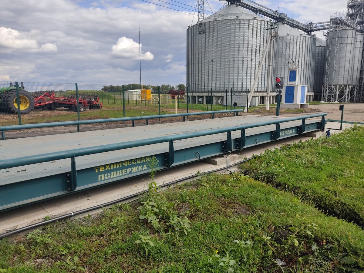 ограничительные барьеры на платформе автомобильных весов защищают от случайного съезда с платформы 