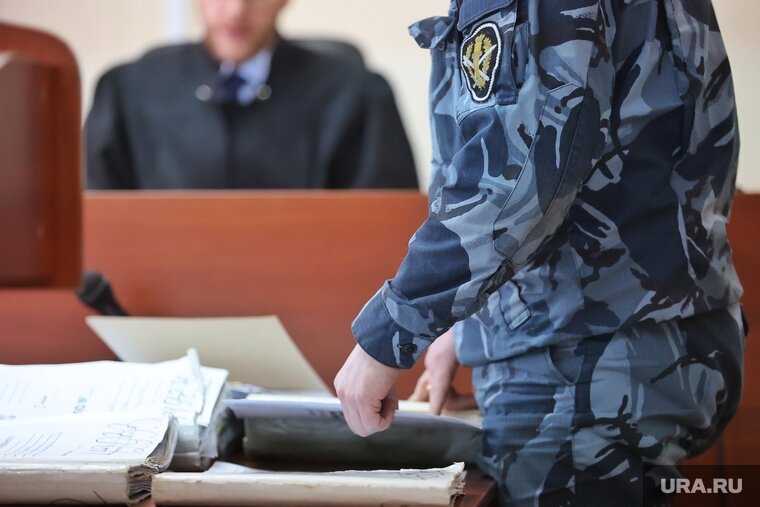    Бывший полицейский наносил телесные повреждения задержанным, которые не сопротивлялись