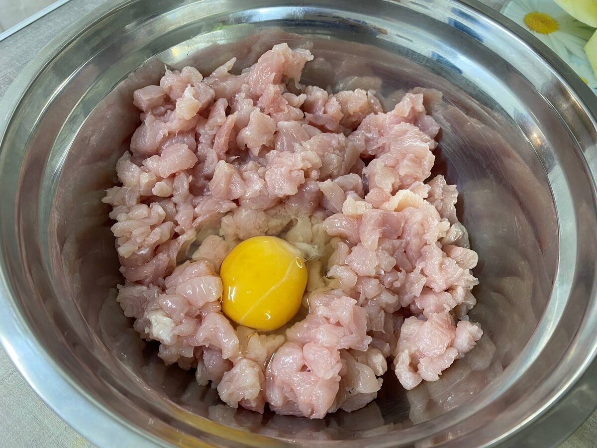 Рубленное мясо индейки и яйцо.