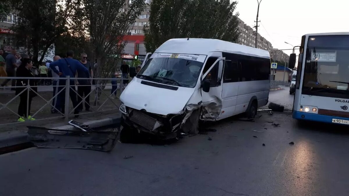     Водитель иномарки выехал на встречную полосу и врезался в микроавтобус Mercedes-Benz. В маршрутке №105а пострадали три пассажира, по информации ГУ МВД по Волгоградской области.