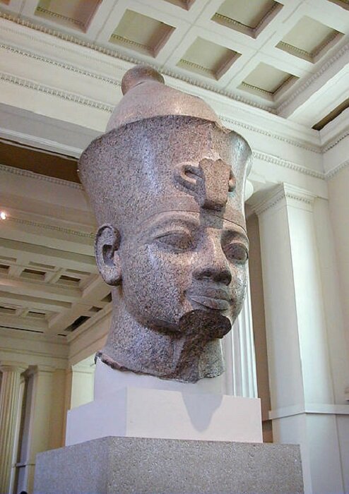 Фараон Аменхотеп III в пшенте. Источник: Wikimedia Commons