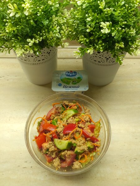 Фотография ужина: свежий салат с тунцом