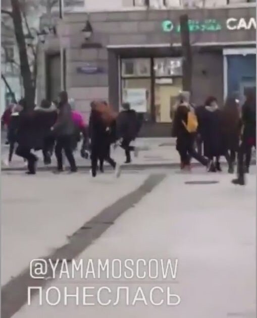 Школьники удирают из "ямы" толпой при появлении полиции