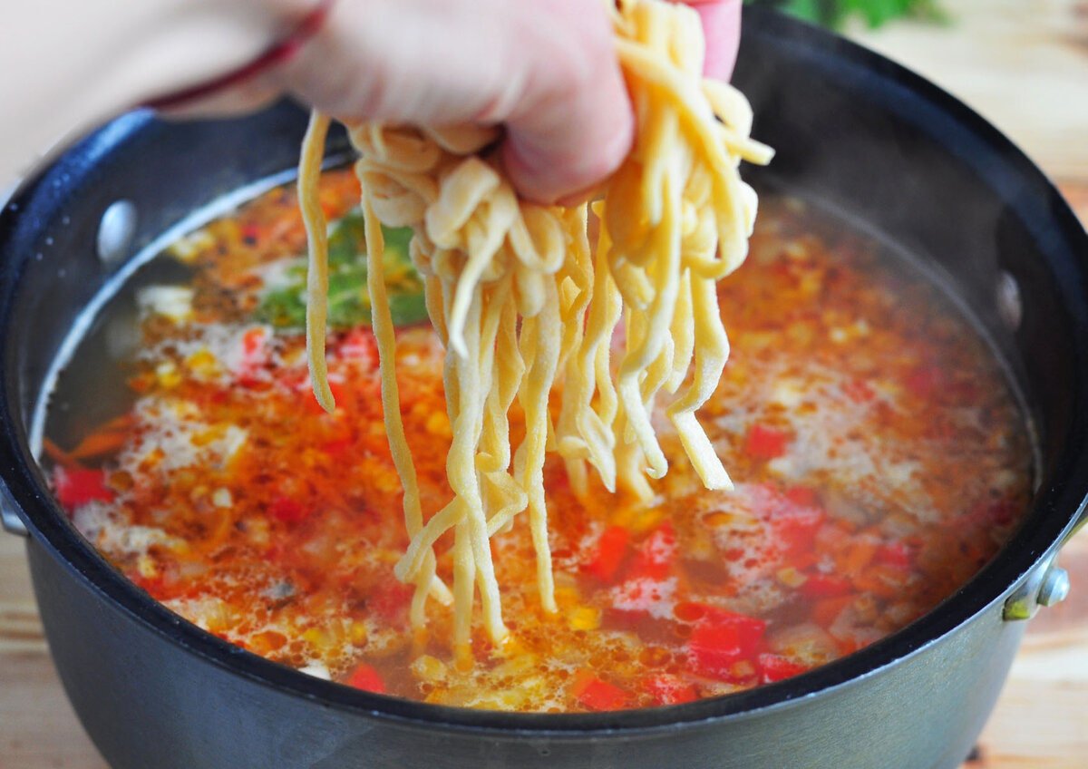 Рецепт приготовления куриной лапши. Суп лапша. Приготовление лапши. Куриный суп с лапшой. Приготовление супа лапши.