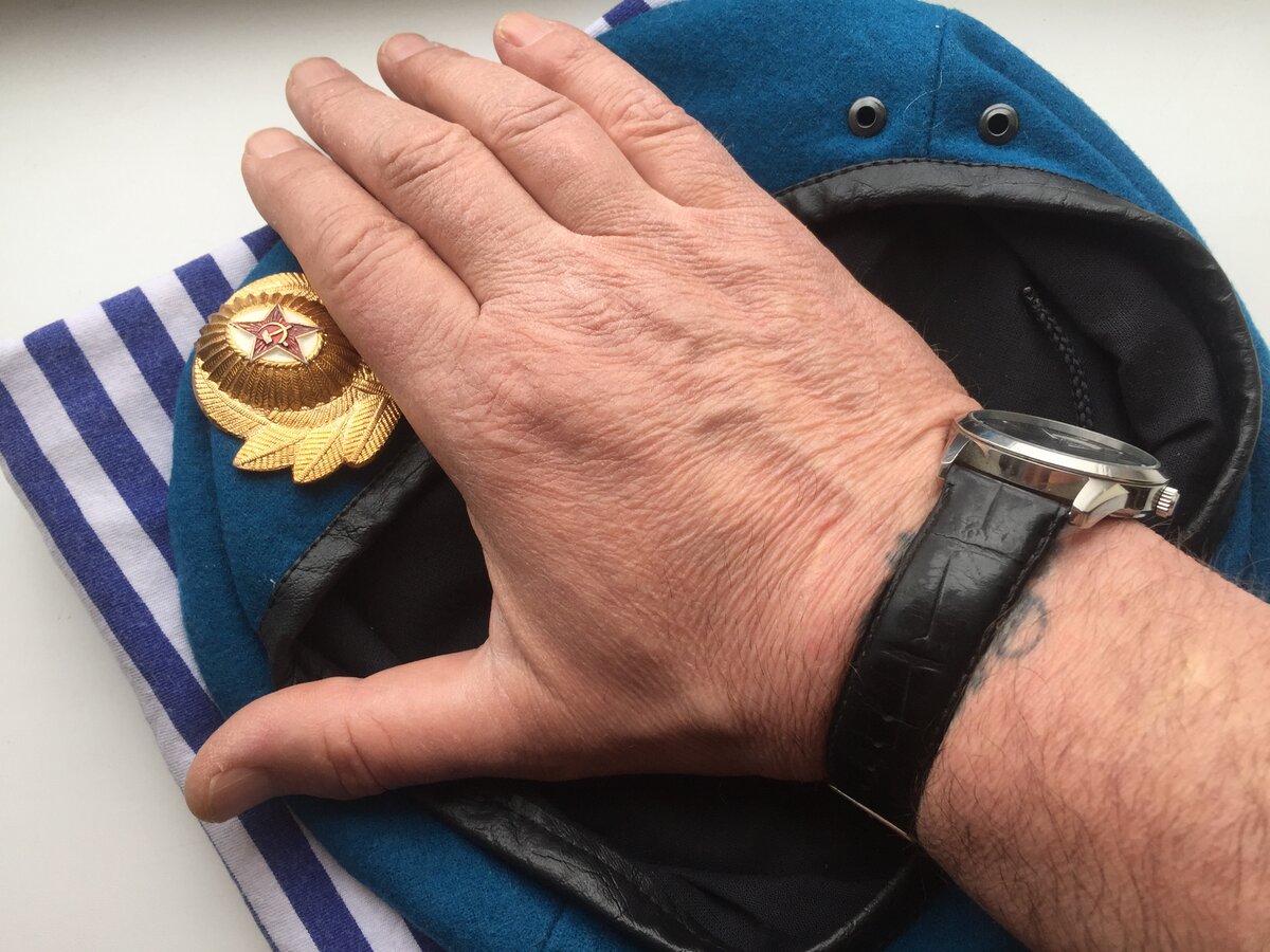 Береты ветром взбитые и грудь морской волной, - слова из десантной песни.