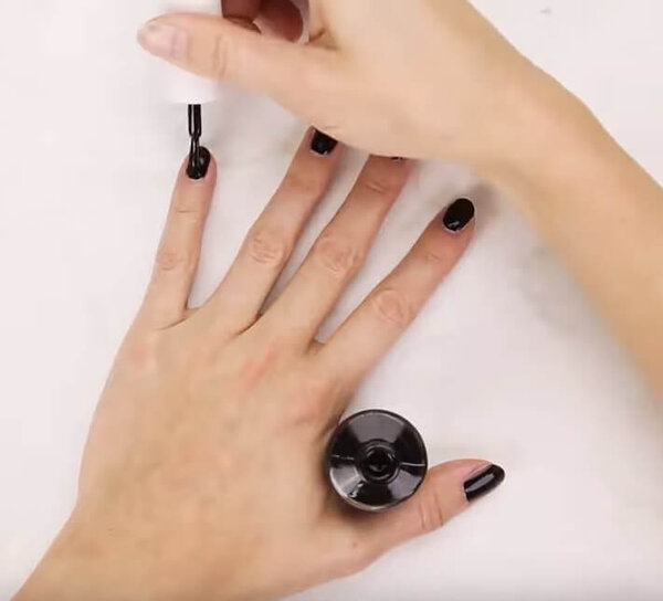 Нанесение лака