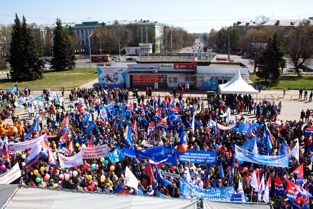 Не ошибусь, если скажу, что это был самый скучный первомай в Нижнем Новгороде за всю мою историю мою за ним наблюдений. Ни шествий, ни песен, ни даже пьянок. Такое ощущение, что какие-то зомбаки на улицу вышли. И то из-под палки. Ни анонсов, ни приглашений ничего. Кажется, что традиция выходить на демонстрации отмерла и уступила место монстрации, которая затмила все митинги разом. Я побывал на трех митингах, и все они ничем не запомнились. Стыдно, товарищи!