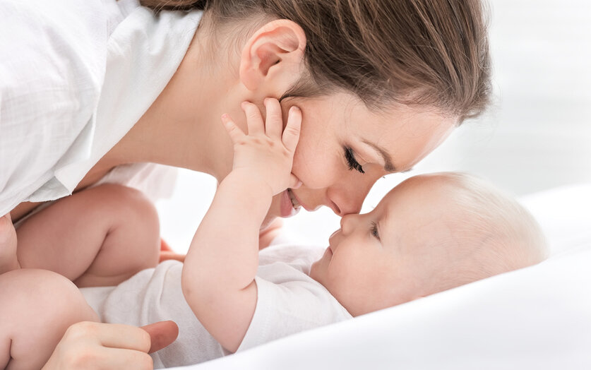 Я, как уже мама со стажем, недавно задумалась - чем бы я могла поделиться с девочками, которые ещё только планируют стать мамами?🤔 В итоге, у меня образовался вот такой вот список из 9 советов на каждый день для будущих мам и жён. Что думаете по этому поводу?Возможно, я что-то забыла?🙄
⠀
❌ Задвиньте подальше мысли о том, как вам тяжело и как вы устали. Старайтесь мыслить позитивно, чаще вспоминайте счастливые моменты, моменты радости от общения с ребенком.
❌ Чаще отпускайте ситуацию. Если что-то пошло не так, не по вашему плану - просто плюньте и забудьте, не тратьте на это свои силы и нервы. Научитесь время от времени плыть по течению, главное не злоупотребляйте этим.
❌ Вас не пронзит молнией, если пыль полежит на мебели какое-то время, или грязная посуда в раковине. Не старайтесь все убирать в ту же секунду.
❌ Не думайте, что если вы что-то не проконтролируете, то это никто не сделает, а если и сделает, то плохо. Старайтесь делегировать часть задач, не отказывайтесь от помощи.
❌ Хоть иногда уделяйте время себе. Уходите куда-то одна, отдыхайте ото всех, оставив ребенка и домашние заботы на близких.
❌ Научитесь правильно расставлять приоритеты. Не обязательно делать все прямо сейчас, иногда есть более приоритетные задачи.
❌ Не топите себя в воспоминаниях о прежней жизни и о том, как было здорово когда-то. Ваша жизнь с рождением детей и кучей новых забот не стала хуже - она стала просто другая.
❌ Старайтесь закончить все домашние дела до того, как ребенок уснул. После того, как ребенок лег спать = это должно быть время отдыха не только для него, но и для вас.
❌ Найдите себе увлечение. Хобби, хоть вам может и казаться, что на него совсем нет времени, очень помогает отвлечься.
Соблюдая эти пункты, жизнь любой молодой мамочке станет гораздо проще. А если же вам чего-то ещё не хватает для упрощения жизни, попробуйте найти это в нашем магазине🛍. И не забывайте, при любой покупке вас ждет подарок🎁!
⠀
@mirbabyshopru, как всегда с заботой о вас и ваших детках!❤️ 