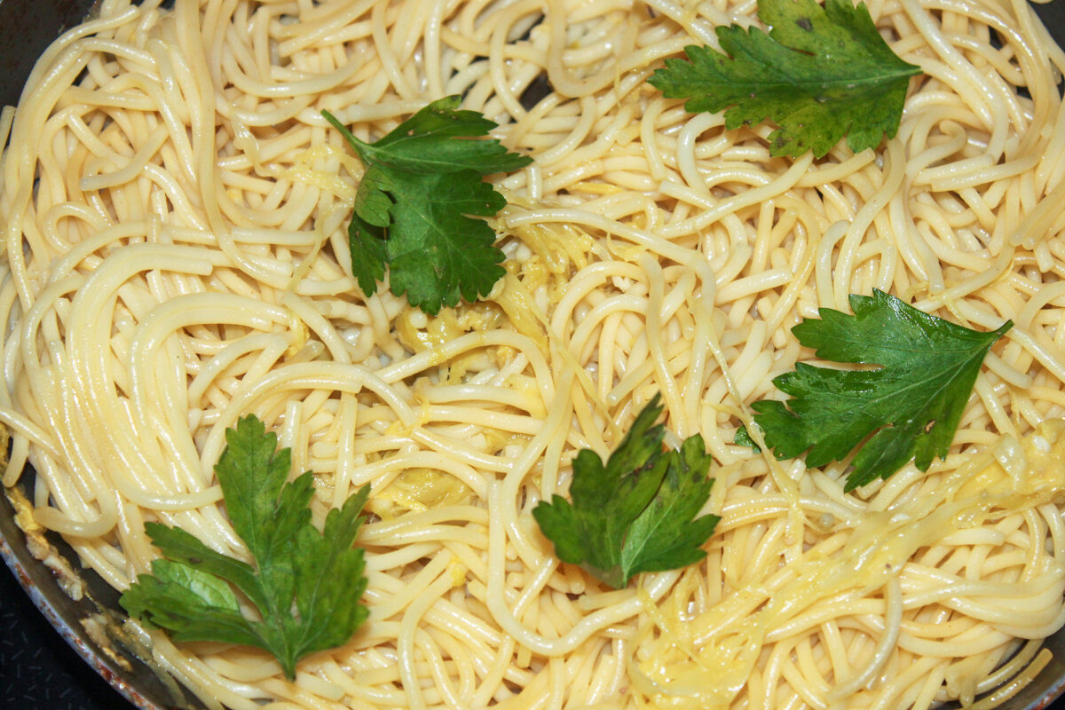 вермишель паутинка с курицей в сковороде. макароны спагеттини. рецепт как приготовить вермишель. переваренная вермишель. вермишель паутинка жареная.