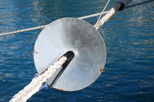 Такие диски надевались на швартовый трос для защиты от крыс