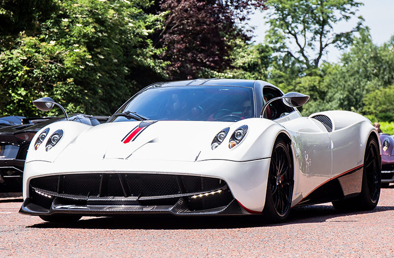 Пожалуй, этот Pagani – самая быстрая итальянская машина. Во всяком случае, ее максимальная скорость – 383 км/ч, и никто на Аппенинском полуострове не смог добиться от серийной машины такой скорости. Ни Lamborghini, ни Ferrari, ни кто-либо другой из итальянских производителей не делал ничего, что могло бы сравниться по максимальной скорости с Huayra. Щелкнуть по носу таких гигантов дорогого стоит, и остается только порадоваться за Горацио Пагани и его детище.