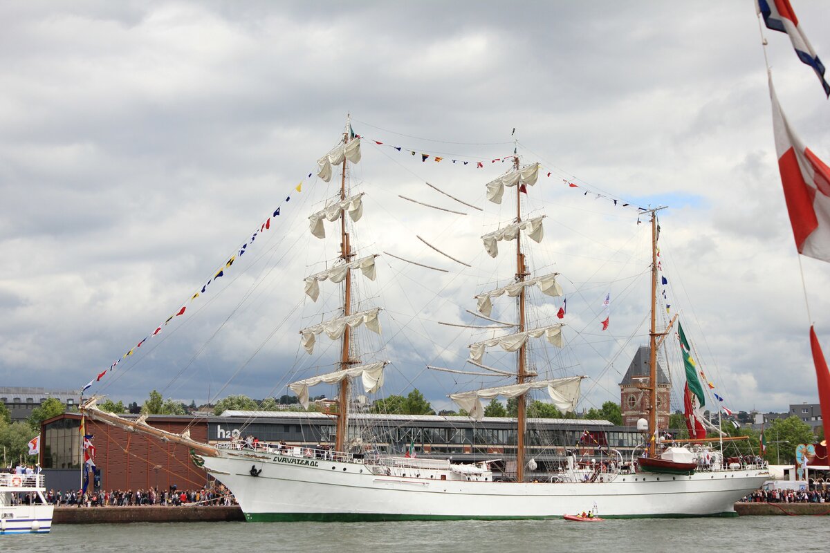 Мексиканский 90,5 метровый CUAUHTEMOC с портом приписки Акапулько, 1982 года постройки. 