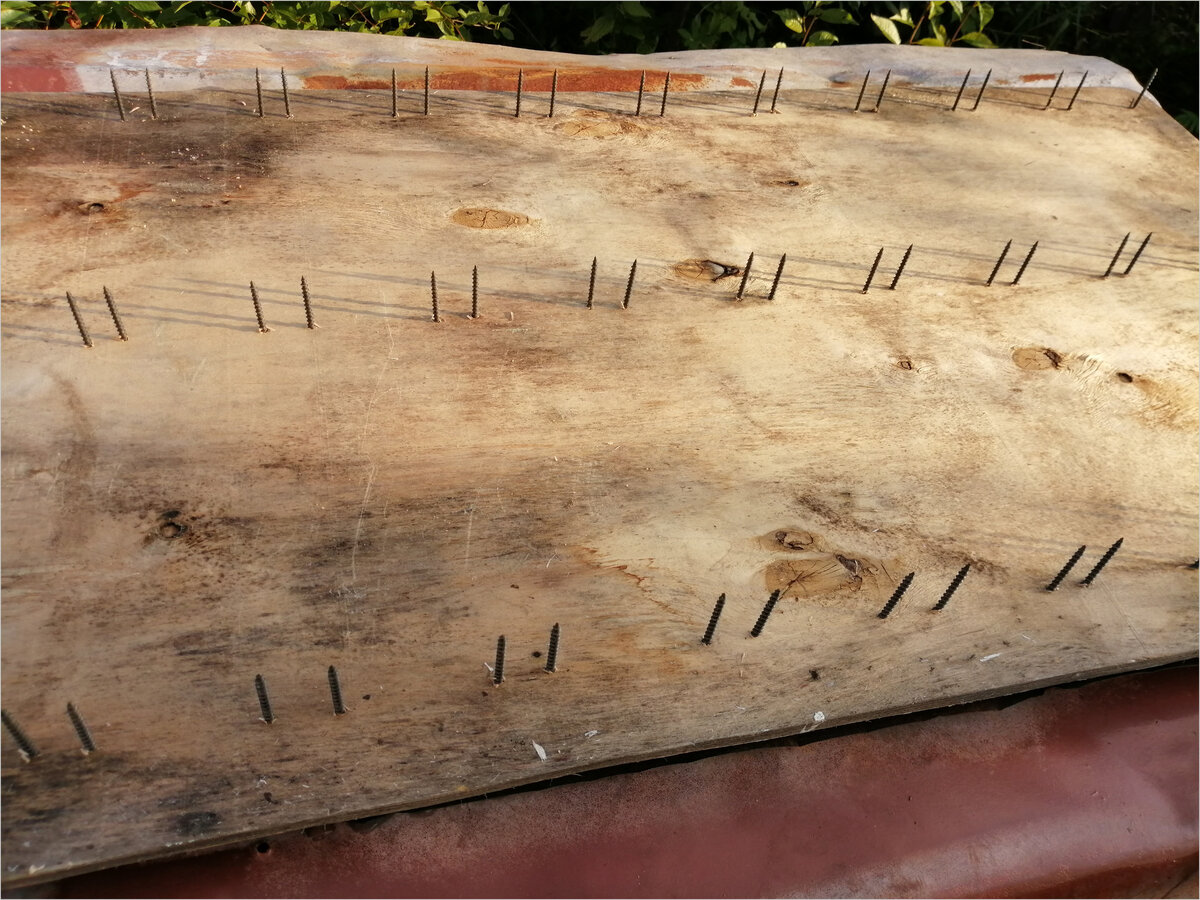 1. Изделие для двухсторонней покраски досок. Фанера и саморезы.