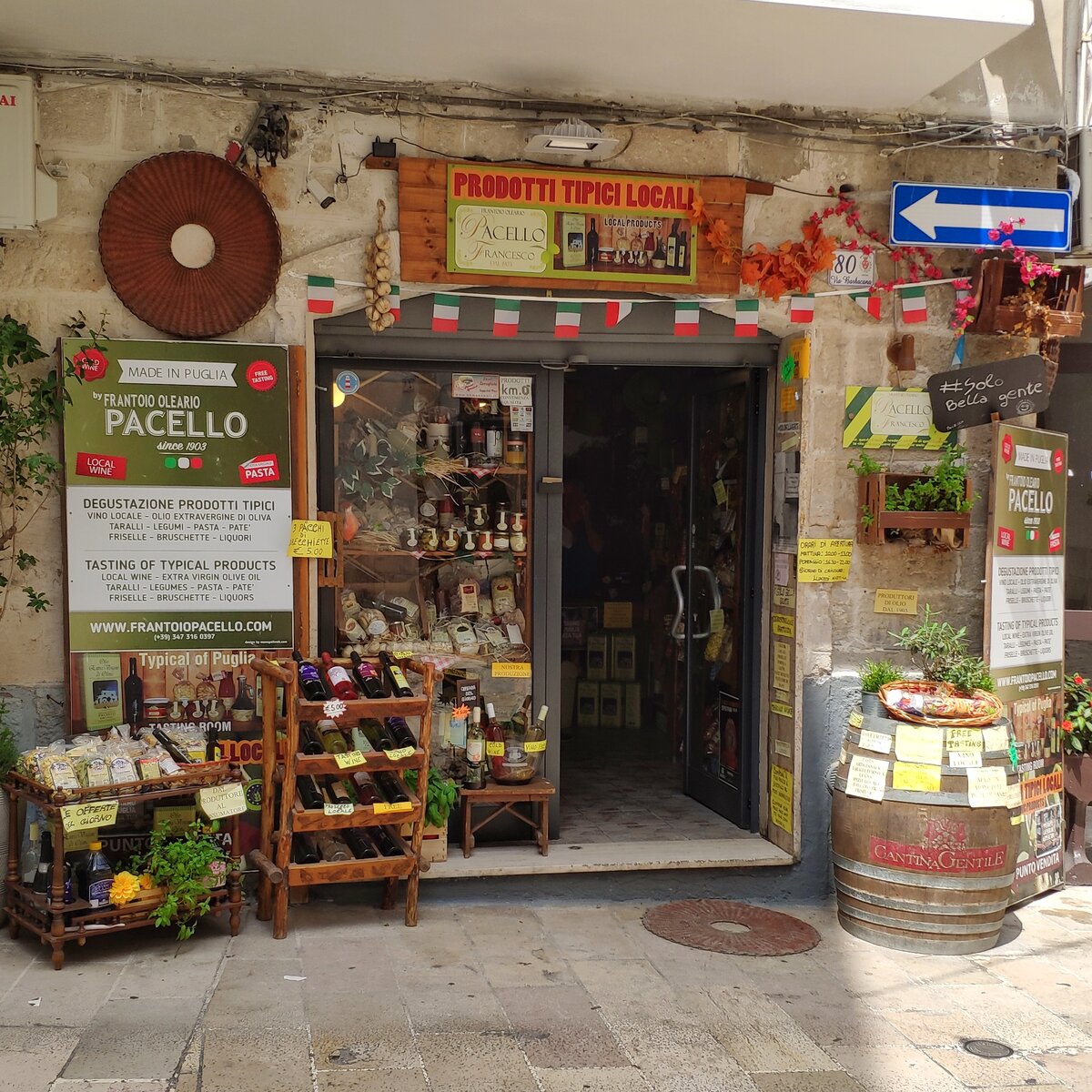 Магазин типичных местных продуктов Pacello Francesco в итальянском городе Монополи