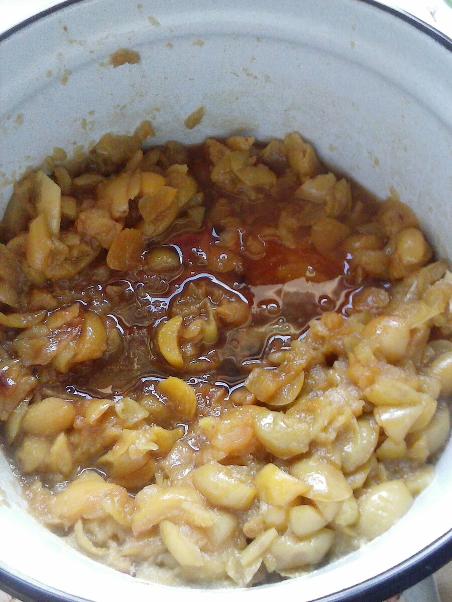 В эмалированной кастрюле яблоки пригорели