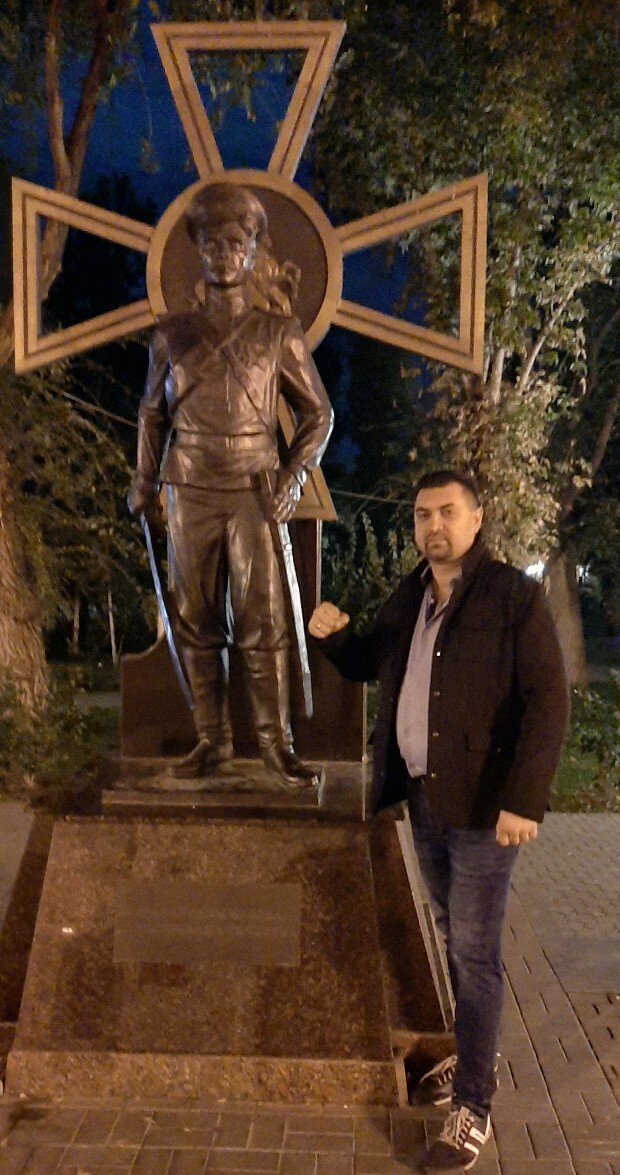 Координатор Правого Блока Владимир Бурмистров, у памятника казакам