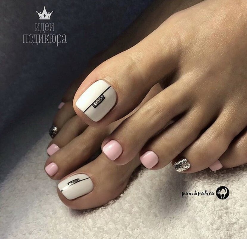     
Сочетание белого и розового – одно из наиболее простых и стильных. Белый акцентирует внимание на нежности или яркости розового, помимо того, такой педикюр прекрасно скрывает недостатки ногтевой пластины, расслаивание либо белые пятнышки. Дамы старшего поколения могут дополнить композицию стразами или рисунками.
