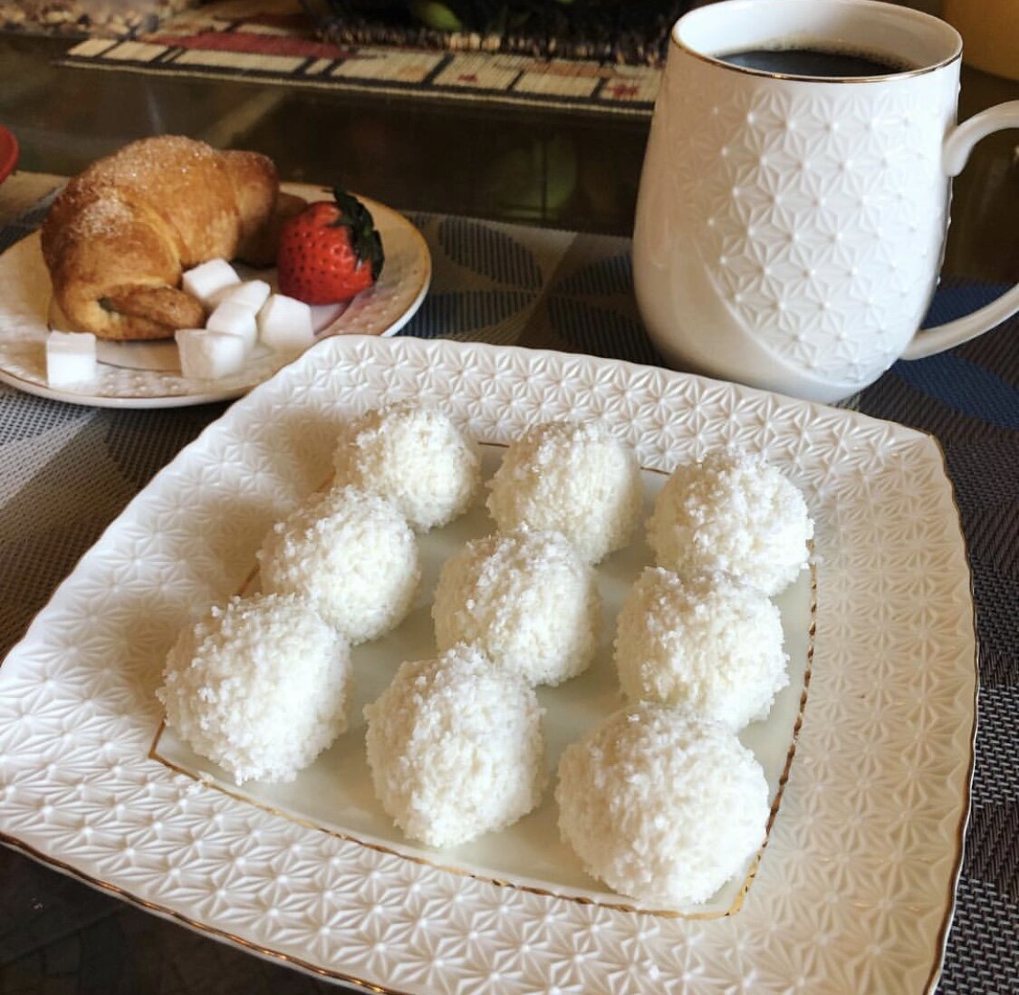 Печенье в глазури с кокосовой стружкой