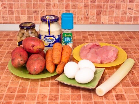 Ингредиенты: 300г куриного филе, 3 яйца, 400г картофеля, 300г морковки, 200 грамм маринованных шампиньонов, соль, майонез, лук порей или репчатый.
