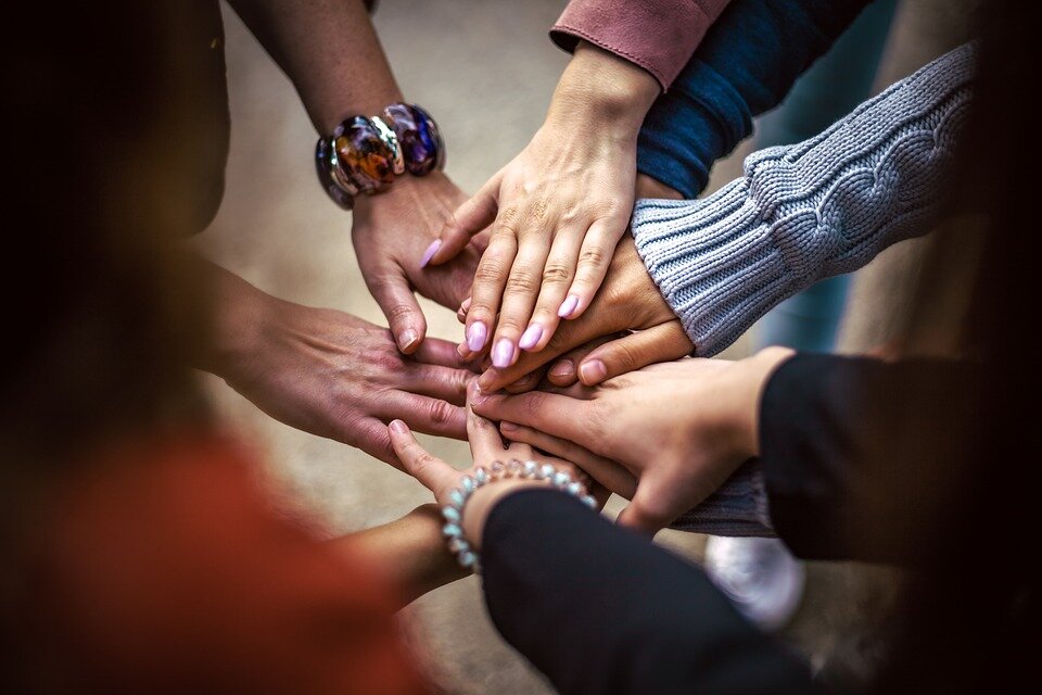 https://cdn.pixabay.com/photo/2019/10/06/10/03/team-4529717_960_720.jpg