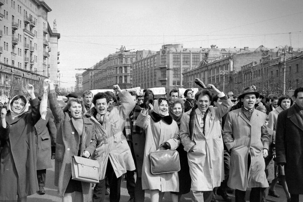 Образы советского союза. Москва встречает Гагарина. 12 Апреля 1961 года. Всенародное ликование. Советские люди. Советские люди в СССР.