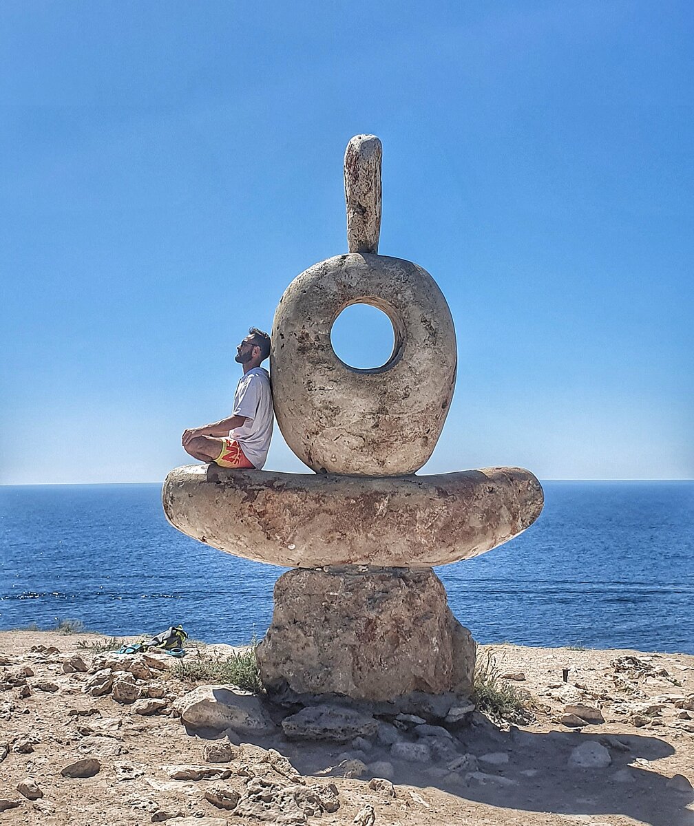 Каждой девушке, которая позволяет себе слушать запретные слова от посторонних мужчин… Каждой девушке, которая встречается с ними… Каждой девушке, которая предала доверие родителей… Каждой девушке, которая отдавала сердце многим, а затем начала семейную жизнь с тяжёлым сердцем и со многими душевными проблемами…⠀Милая сестра, читай внимательно… Не дай себя обмануть подобными разговорами о любви до замужества: «…чтобы хорошо узнать друг друга». А для чего тогда период сватовства? С какой целью шариат дозволил его? Тебя создал Аллах, и создал в тебе сердце, нежное как крылья бабочки. Он не желает, чтобы такое тонкое, нежное сердце встречалось с лишними проблемами, и поэтому запретил любую связь до свадьбы. Причина? Думаешь, Он хочет наказать таким образом, запретив любить? Упаси Аллах!⠀Поистине, Он хочет сохранить твоё прекрасное сердце для мужа, который будет его оберегать, защищать, ценить и знать ему цену. Разве Аллах — не Тот, Кто создал тебя? Разве Он не более знающий о тебе, чем ты сама? Разве Он не величественнее всех? Так почему же ты ослушиваешься Его? Почему дозволяешь себе то, что запретил Аллах?⠀Знай, запретное может быть красиво, однако, вслед за ним идут горечь и горькие сожаления. А что касается дозволенного, то нет ничего прекраснее и приятнее! Придёт время, и тебя будет любить человек, которого будешь любить и ты. Между вами будет «суровый завет». Он будет защищать тебя и твои права. В запретном же ты не обладаешь ничем.⠀Как прекрасно, когда твоё сердце покрыто оболочкой, которую ты не раскрываешь для желающих обмануть тебя, чтобы потом раскрыть для мужа, который приложит все усилия для того, чтобы получить тебя и заслужить твою любовь, поскольку ты заслуживаешь этого и ты имеешь высокую цену.⠀🍒 Не собирай плоды раньше времени. Ты не почувствуешь их сладости и истинного вкуса и, к сожалению, не сможешь вернуть их обратно на дерево. Тот, кто ускорит что-то, будет наказан его лишением.