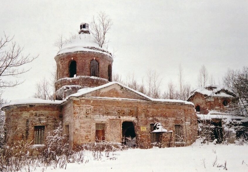 Церковь Рождества Богородицы. Деревня Гульнево. 1998 год. Автор: Андрей Агафонов. Источник: https://sobory.ru/photo/155032