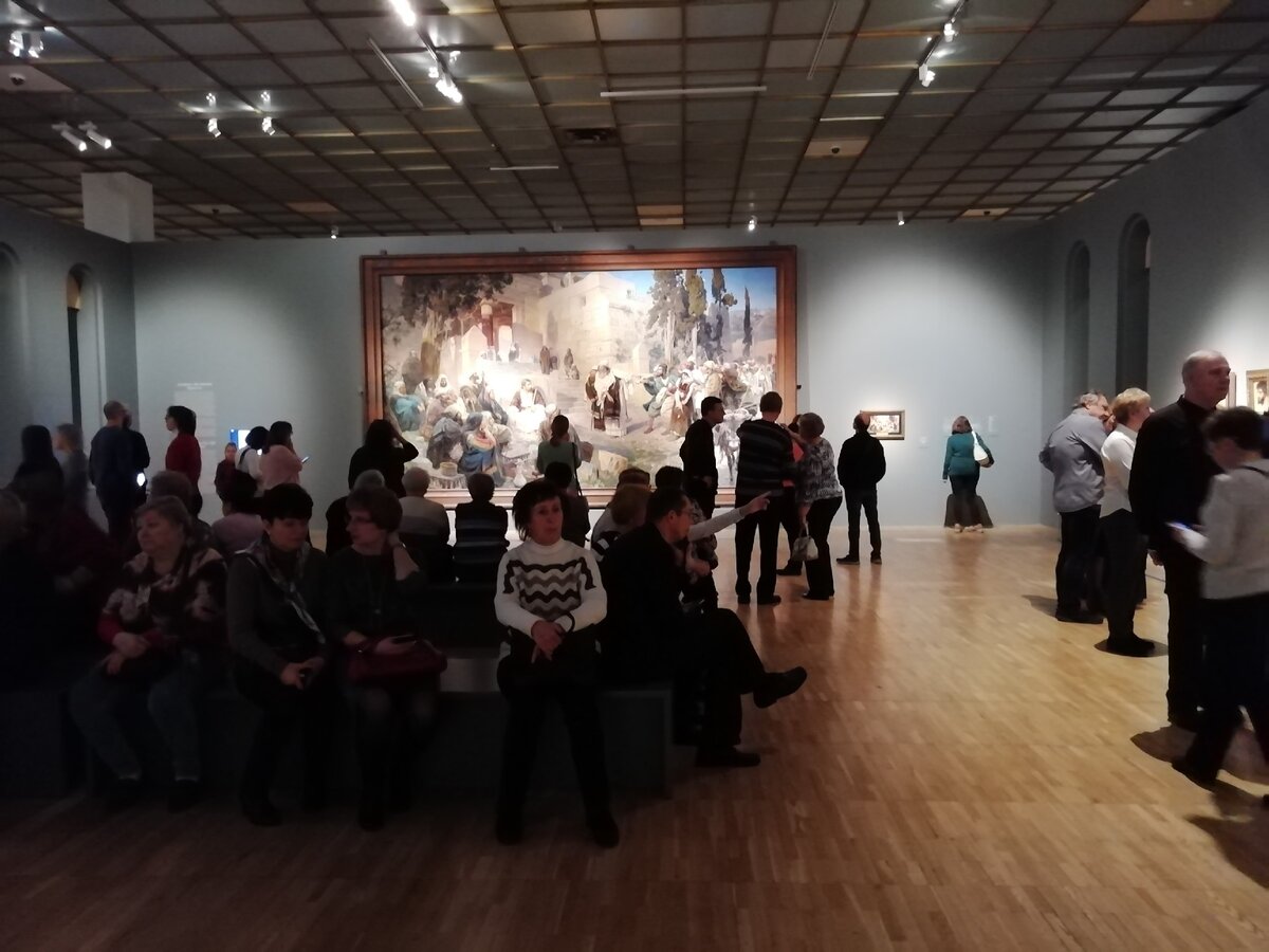 Вот так много народу на выставке. 