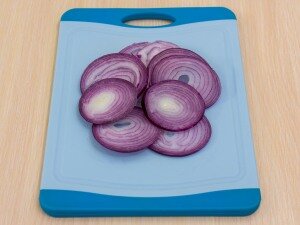 Лук нарезать кольцами.