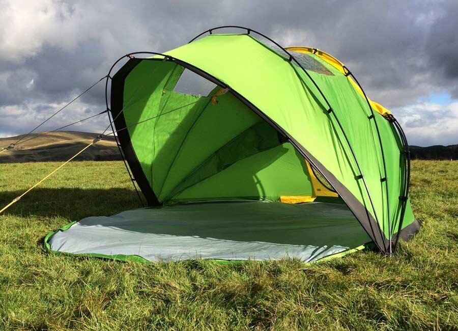 В отличие от обычной купольной палатки, новинка Mollusc Nano 2 на 4 чел. открывается и закрывается, как кабриолет или по аналогии с «капюшоном» на детской коляске.