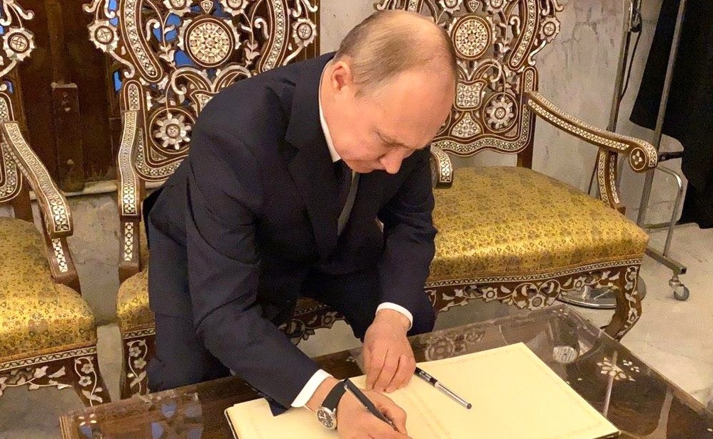 В ходе визита в Сирийскую Арабскую Республику Владимир Путин сделал запись в Книге почетных гостей.