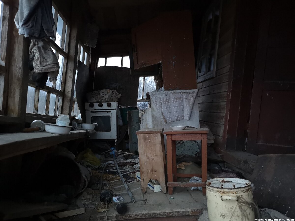 Заглянул в один из многих сотен покинутых домов на Псковщине и стало невыносимо печально....