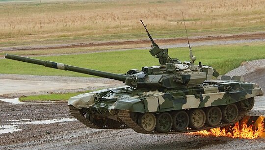 Т-90А преодолевает препятствия на танкодроме.