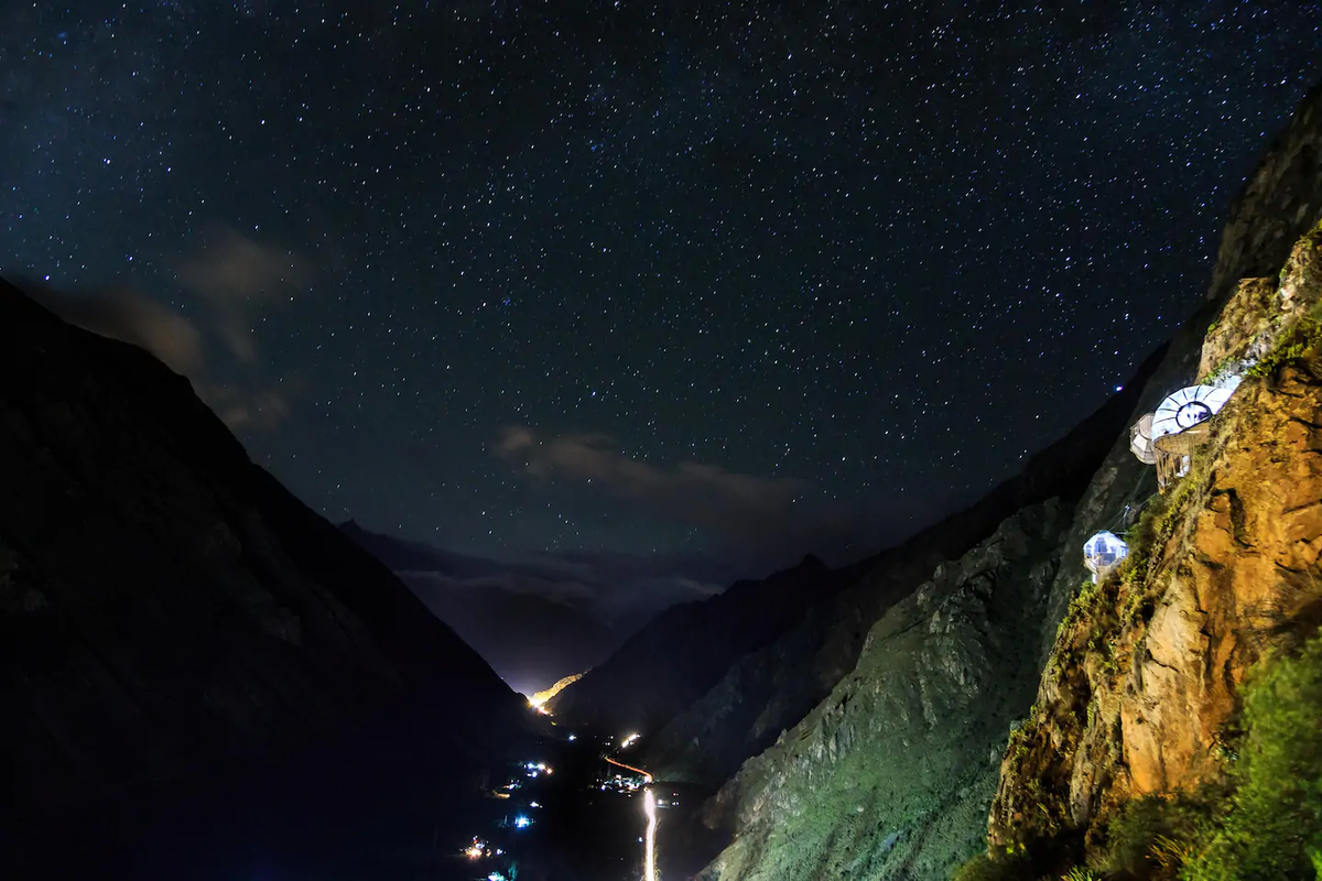 Вот такой вид можно наблюдать Ночью в отеле  Skylodge Adventure Suites на горе в Перу