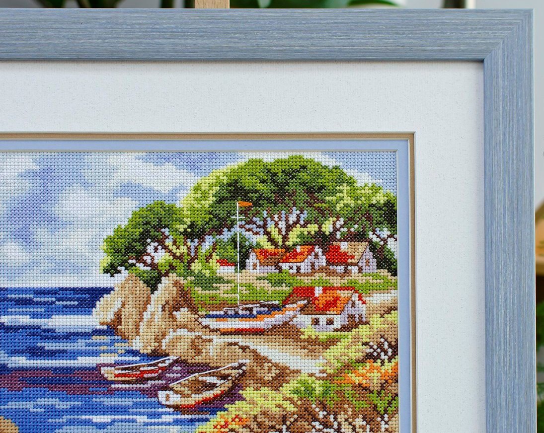 Вышивка "Рыбацкий островок" от "Алиса и вариант оформления в тройное паспарту, багет и музейное антибликовое стекло. Фото из открытых источников