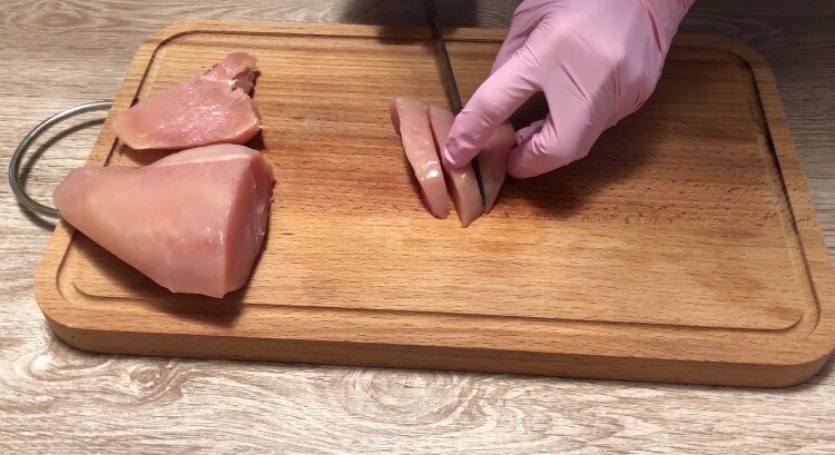 Куриное филе разрезать на полоски