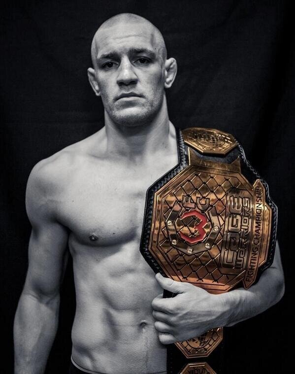 Конор Макгрегор с чемпионским титулом GWFC