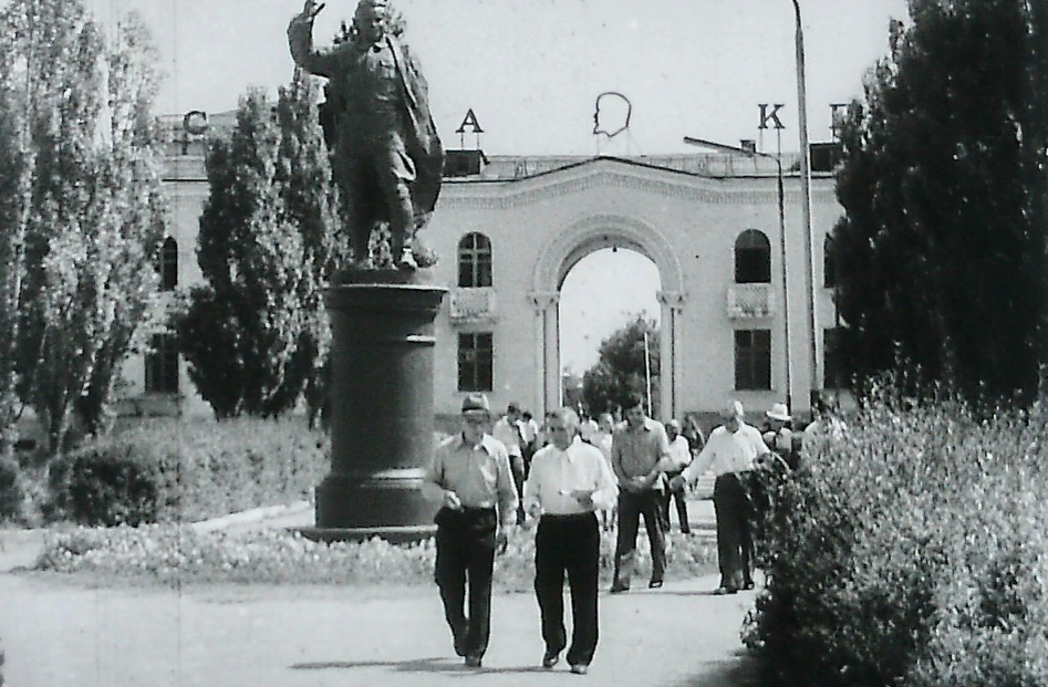 дом культуры и памятник Кирову