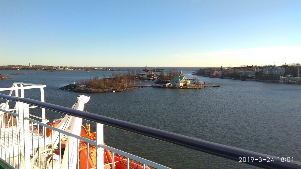 Вид с верхней палубы парома Mariella после отплытия из Хельсинки.