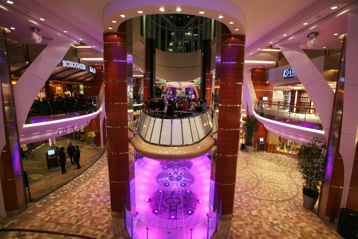 Лифт-бар в  в Allure of the Seas.