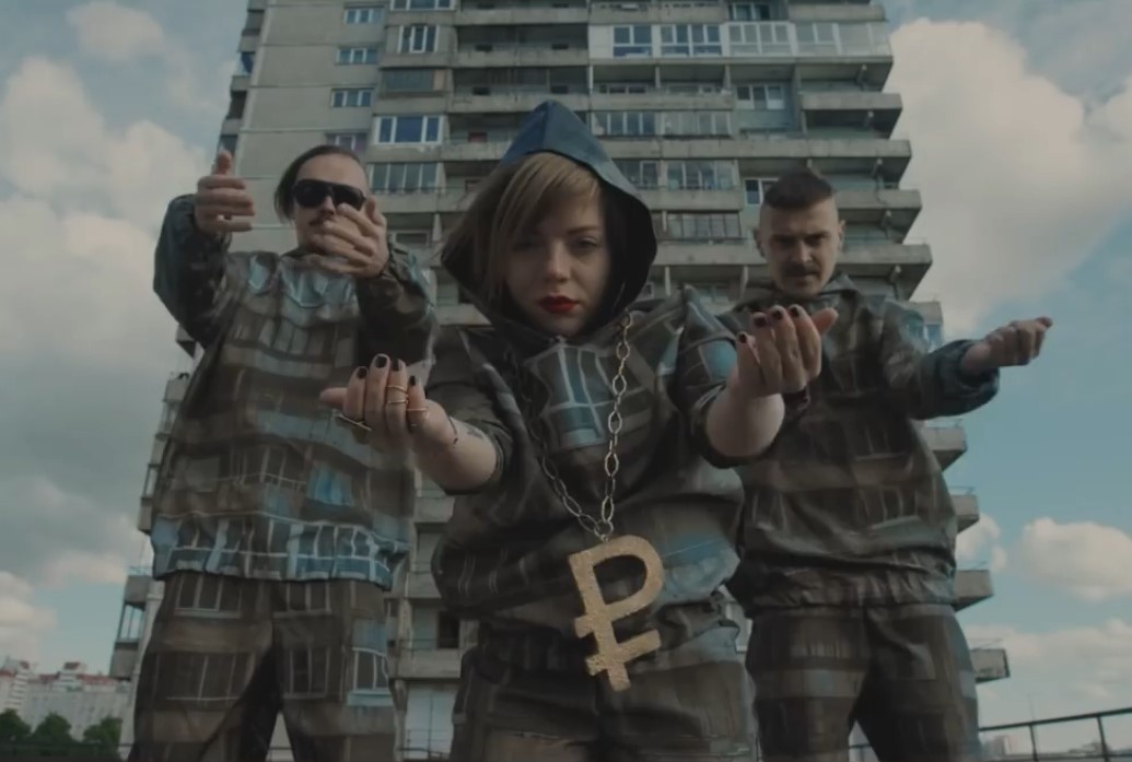 Кадр из клипа "Give me your money" (Солистка Олимпия Ивлева)