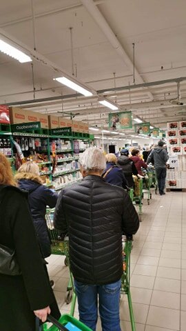 Норвежцы затариваются в магазинах в связи с карантином. Фото из открытых источников