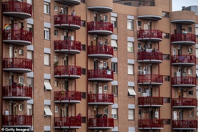 Фото Getty Images. Люди аплодируют итальянским врачам во время флешмоба по поднятию боевого духа в Риме, 14 марта