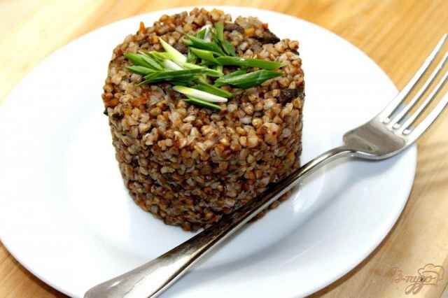 1-2 раза в месяц данный продукт рекомендуется тем, кто страдает сахарным диабетом, гипертонией, имеет почечную недостаточность или язву желудка. А вот аллергикам стоит вовсе отказаться от гречки Фото: из открытых источников