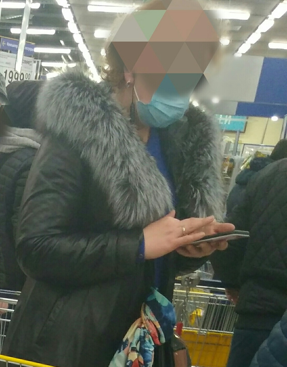 Девушка в маске