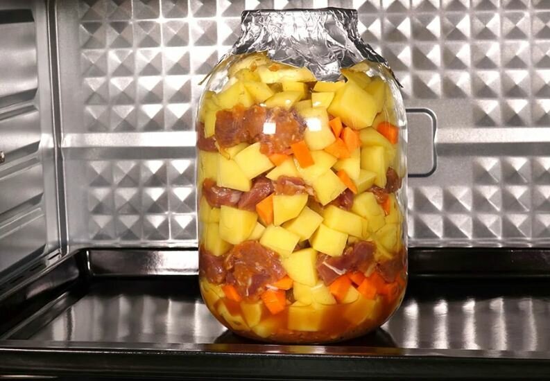 картошка в духовке. курица в манке. картошка в банках. в баночке. картофель в банке в духовке.