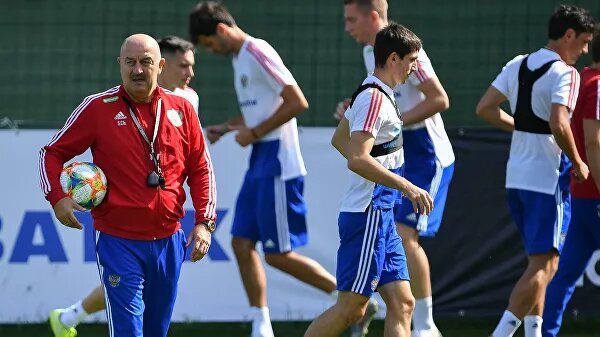  Гавриил Качалин выиграл чемпионат Европы и Олимпиаду, но запомнился людям тактической революцией и искренностью – тем, чего не хватило следующим тренерам сборной СССР.ЕВРО-2020. Вторая часть исторического сериала портала welcome2020.ru повествует о тренере, с именем которого связаны первые громкие успехи советского футбола.Гавриил Качалин не опережал время. Он просто пришел в наш футбол из другого мира, оставив после себя миллион тактических смыслов, несколько поколений игроков, зараженных ими, и результаты, которые сейчас кажутся выше космоса (золото ЕВРО-1960 и Олимпиады-1956, три четвертьфинала ЧМ). Еще Качалин — пример того, как жить в предельно спорное для свободы время, но не предавать идеи, творить и заслужить только добрую память.Невероятная внутренняя свобода и искренность делали из Качалина такого тренера, которого Старостин и Симонян называли демократом. Его биография — и правда набор свободных чудес лишь с одним странным эпизодом: назначением в олимпийскую сборную.14 октября 2019, 10:4511 + Черчесов: все тренеры национальной команды на ЕВРОВспоминаем тренеров, которые работали с командой СССР/России на континентальных первенствах прошлых лет.Перед войной Качалин закончил школу тренеров, после чего работал с юношами "Динамо" и основой "Трудовых резервов". Обе команды не впечатляли, а "Локомотив" в 1950-м под его руководством вообще вылетел из класса "А" чемпионата СССР. Спустя год команда вернулась в высший дивизион, но вскоре Качалин ушел с тренерской работы в чиновники — в отдел Всесоюзного комитета по делам спорта. А через три года неожиданно получил назначение в олимпийскую сборную. Вновь собранную после разгона из-за поражения в 1952-м и готовившуюся к Играм в Мельбурне.