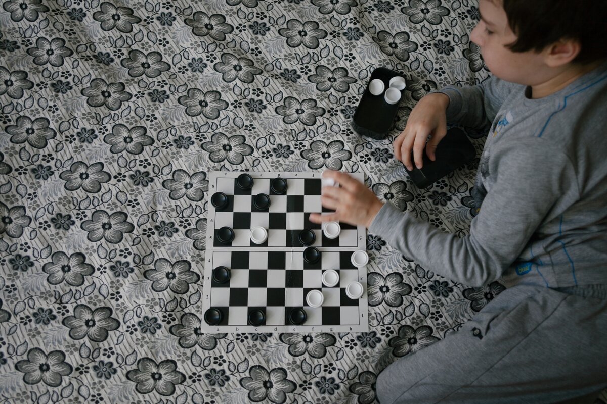 Дима играет в шашки/Фото: Аня Марченкова для Фонда Ройзмана
