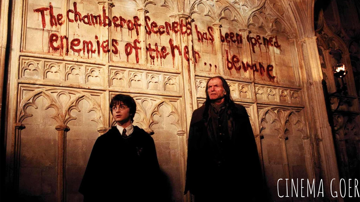 кадр из фильма (уже во второй книге мы узнаем, что Филч - сквиб)