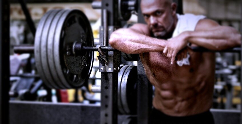 Атлет со штангой